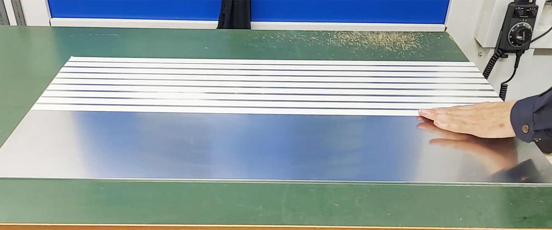 特殊な両面テープがあればこその技術